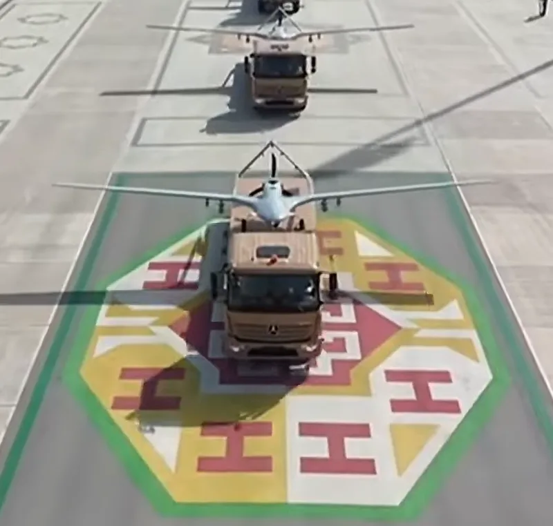 Türkische Bayraktar TB2-Drohnen im Einsatz für Turkmenistan während der Militärparade am 27. September 2023 in Aschgabat.