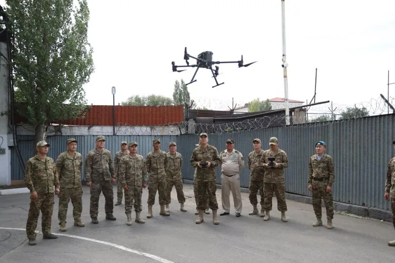Kasachische Truppen erlernen den Umgang mit Drohnen und elektronischer Kriegsführung.