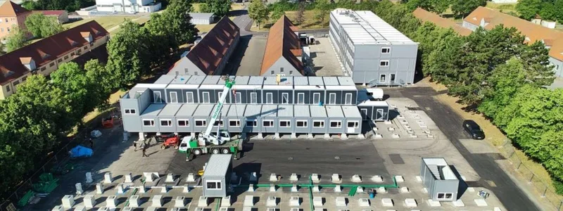 Mobilkran hebt Containersegment auf zweistöckiges Unterkunftsgebäude am Bundeswehr-Standort Stetten am kalten Markt