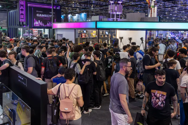 gamescom: Besucher drängen sich in einer Messehalle vor Ausstellungsständen mit LG-Bildschirmen während einer Computerspielmesse