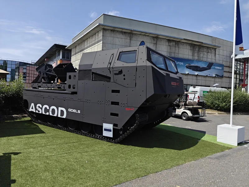 Auf der Eurosatory 2026 wurde ein ASCOD HMC ausgestellt, auf dessen hinterer Ladefläche ein palettiertes Minenlegesystem vom Typ DND Skorpion 2 montiert war.