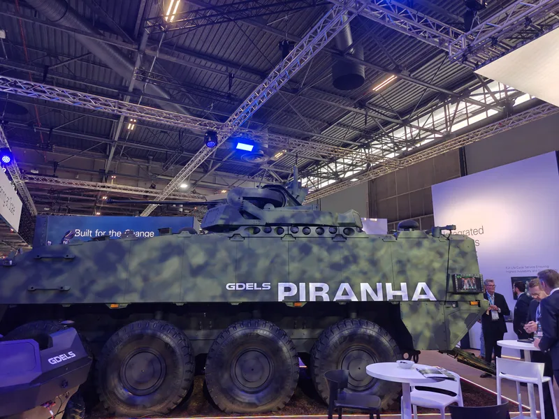 Auf der Eurosatory 2026 präsentierte GDELS eine C-UAV-Variante des Piranha V 8×8, ausgestattet mit einem neuen Turm, zusätzlichen Sensoren wie Radargeräten und akustischen Detektoren sowie einem aktiven Drohnenabwehrsystem (APS) vom Typ Netzwerfer, das hier als Reihe von Startrohren unter dem Turm zu sehen ist. (Mark Cazalet)