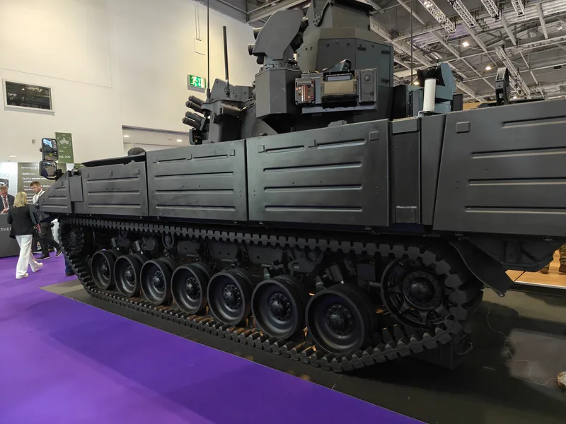 GDUK präsentierte das geplante Blackjax-Upgrade zum Ajax mit einer Reihe von Verbesserungen, darunter die Verwendung von Soucy-CRTs. Merkwürdigerweise wurde das Fahrzeug, obwohl scheinbar Platz für die Seitenschweller mit CRTs vorhanden wäre, ohne Seitenschweller gezeigt.