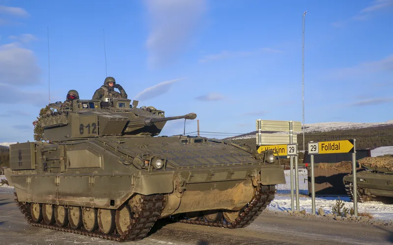 Ein VCI/C Pizarro Fase 2 der spanischen Armee, der am 3. November 2018 an der Übung Trident Juncture 18 in Norwegen teilnahm. Dies war das dritte Fahrzeug der ASCOD-Familie, das in Dienst gestellt wurde, und das letzte der ersten Generation. Man beachte das markante rechteckige Muster auf den Zusatzpanzerplatten dieser Variante sowie die gerade Form der Seitenschürzen.