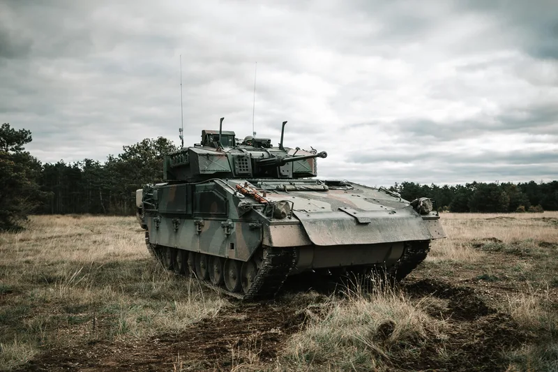 Ein Selbstfahrlafette Ulan der österreichischen Armee. Dies war das zweite Fahrzeug der ASCOD-Familie, das in Dienst gestellt wurde. Man beachte die unterschiedliche Anordnung der Zusatzpanzerung an der Frontpanzerung und das deutlich kantigere Erscheinungsbild des Turms im Vergleich zum Pizarro, bedingt durch das Fehlen der keilförmigen Zusatzpanzerung an den Turmseiten.