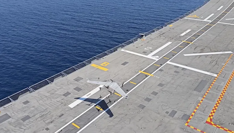 Bayraktar Kalkan Drohne von Baykar im Schwebeflug über dem Flugdeck des türkischen Marineschiffs TCG Anadolu auf offener See