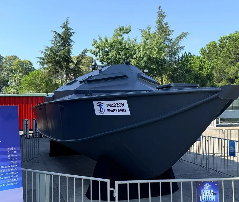 Gepanzertes Patrouillenboot MZKP der Trabzon Shipyard auf Stützen bei einer Freiluftausstellung