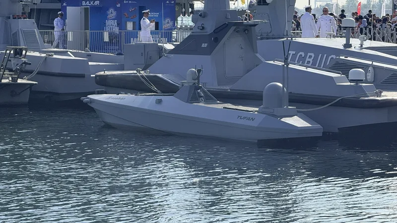 Die unbemannten Überwasserfahrzeuge Tufan und Ulaq von Aselsan an einer Anlegestelle vor Marineangehörigen und Messebesuchern