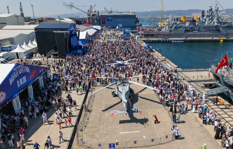 Sikorsky S-70 Seahawk Hubschrauber und Fregatte TCG Oruçreis bei der Ausstellung Teknofest mit zahlreichen Besuchern am Hafenbecken
