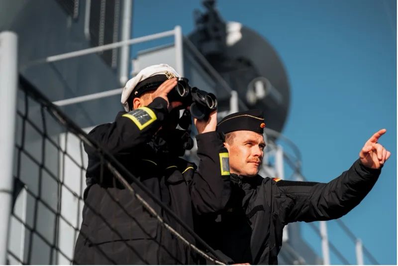 Zwei Soldaten der Deutschen Marine in wetterfester GORE-TEX PYRAD-Einsatzbekleidung beobachten an Bord eines Schiffes die Umgebung