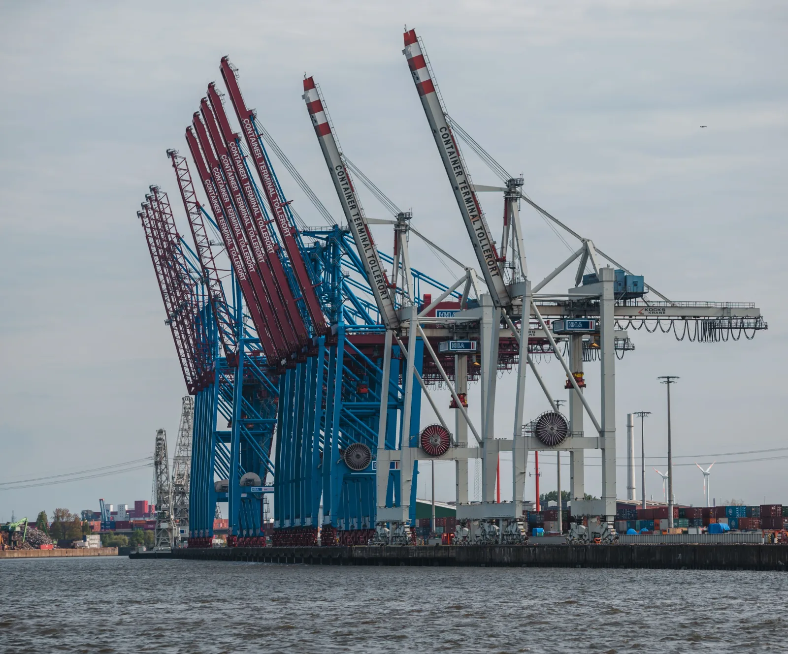 Günther: Containerbrücken der HHLA am Container Terminal Tollerort im Hamburger Hafen bei bewölktem Himmel an der Elbe