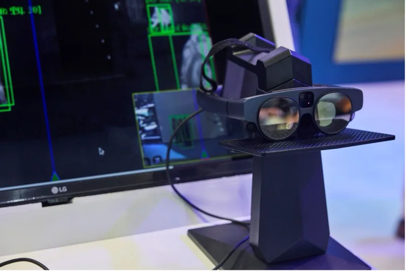 Datenbrille Magic Leap 2 auf Halterung vor LG-Bildschirm mit Software zur Objekterkennung und Zielerfassung durch grüne Rahmen