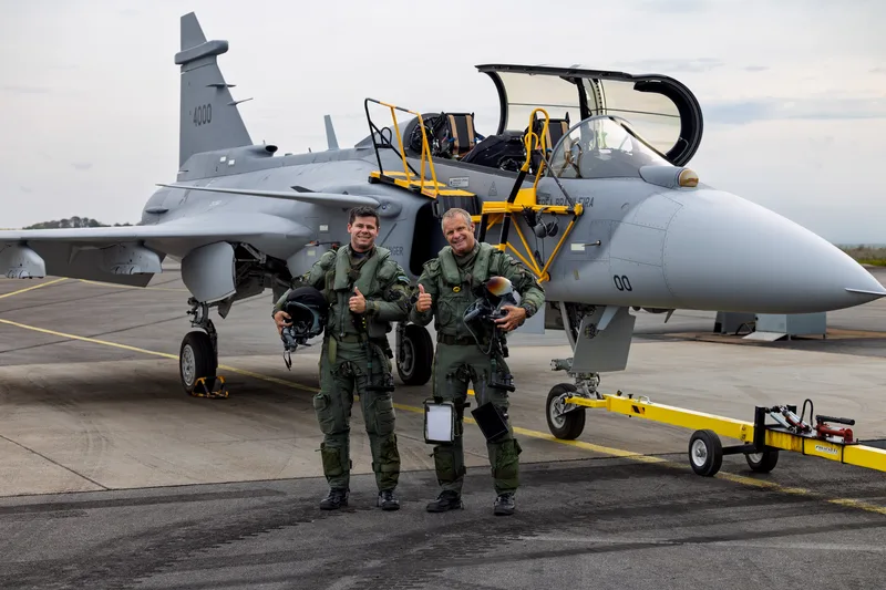 Der Testpilot der brasilianischen Luftwaffe, Oberstleutnant Abdon de Rezende Vasconcelos (l.), und Saabs Chef-Testpilot Jakob Högberg nach ihrem erfolgreichen Testflug des neuen Gripen F.