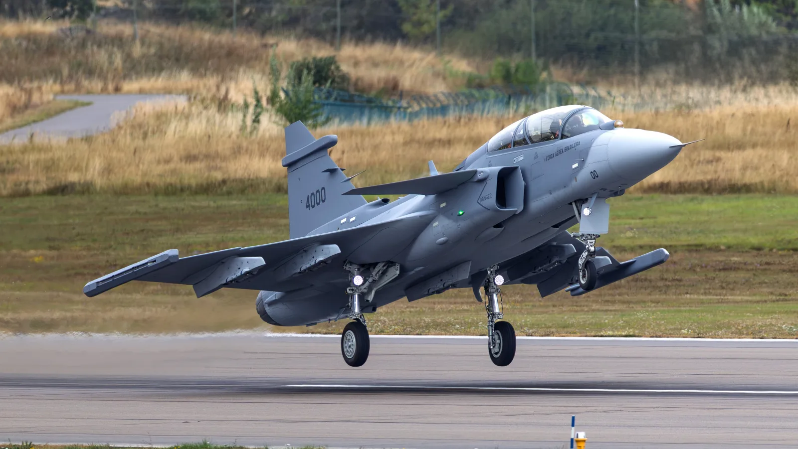 Gripen F: Zweisitziges Kampfflugzeug Saab JAS 39 Gripen der brasilianischen Luftwaffe mit ausgefahrenem Fahrwerk im Landeanflug