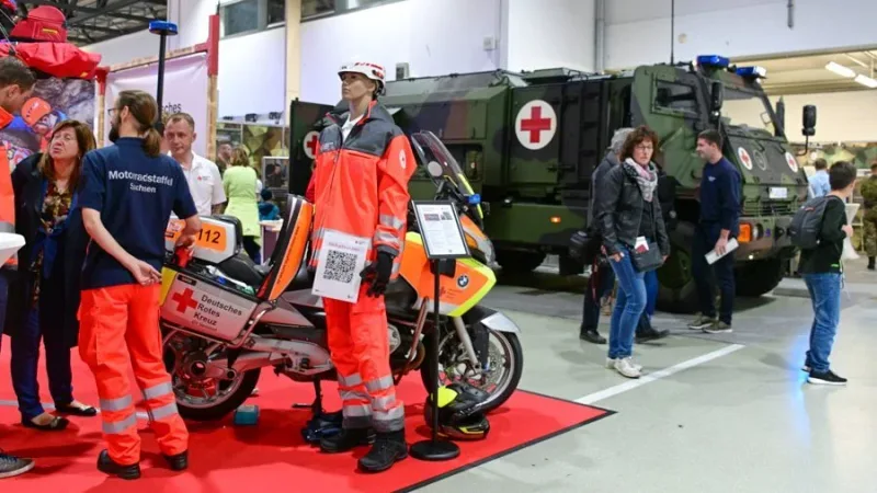 BMW-Einsatzmotorrad der DRK-Motorradstaffel Sachsen und gepanzertes Sanitätskettenfahrzeug Hägglunds BV 206S auf der FLORIAN in Dresden