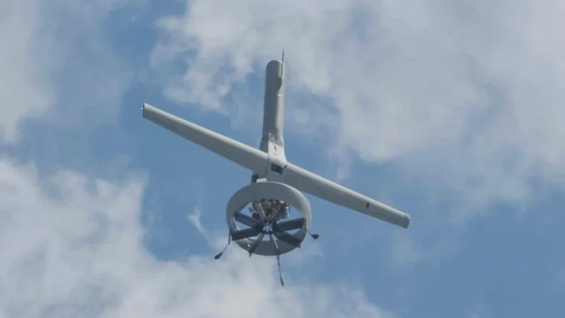 Aufklärungsdrohne V-BAT von Shield AI mit Mantelpropeller am Heck im Flug vor bewölktem Himmel