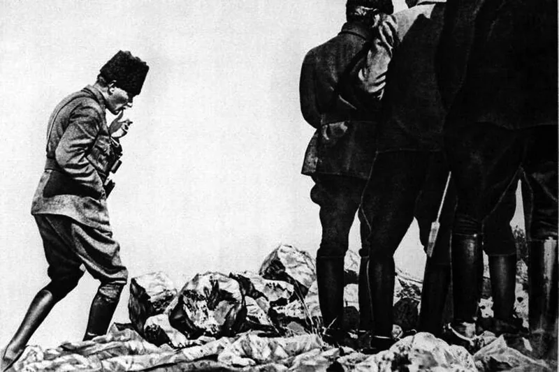 Mustafa Kemal Atatürk in Militäruniform auf dem Hügel Kocatepe während der Schlacht von Dumlupınar im August 1922