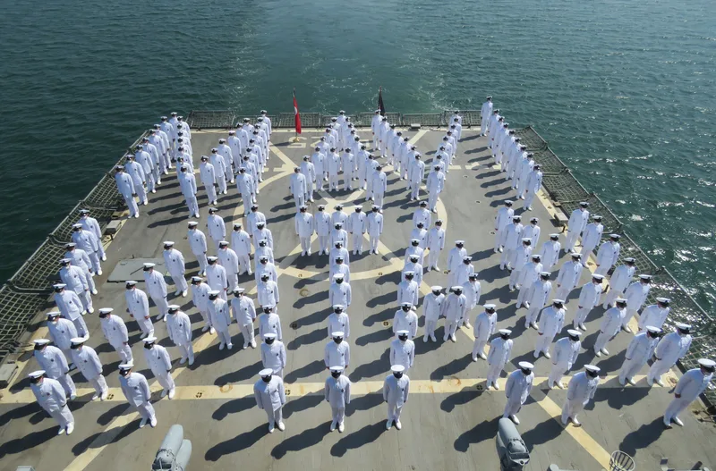 Soldaten der türkischen Marine in weißen Uniformen in Formation auf dem Deck eines Kriegsschiffs während der Übung Mavi Vatan