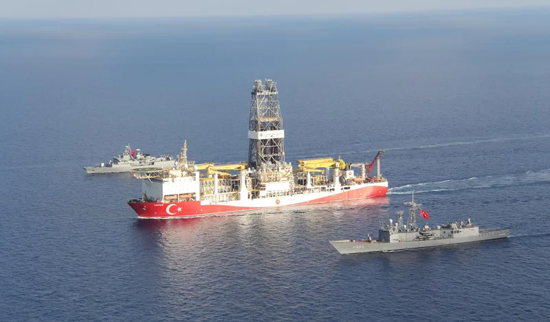 Türkisches Bohrschiff Yavuz eskortiert von den Fregatten F 493 und F 245 der türkischen Marine auf offener See