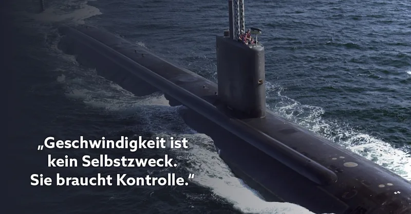 U-Boot der Klasse 212A der Deutschen Marine bei der Überwasserfahrt mit Besatzungsmitgliedern im Turm auf offener See