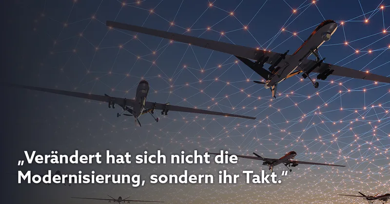 Mehrere unbemannte militärische Luftfahrzeuge vor einem digital vernetzten Hintergrund mit leuchtenden Verbindungslinien