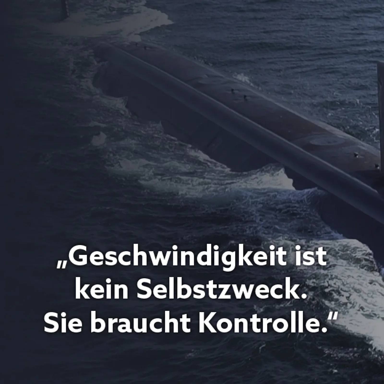 U-Boot der Klasse 212A der Deutschen Marine bei der Überwasserfahrt mit Besatzungsmitgliedern im Turm auf offener See