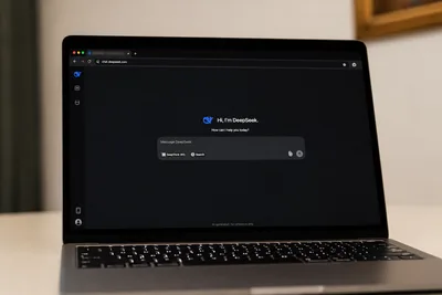 Geöffneter Laptop mit der Benutzeroberfläche des KI-Dienstes DeepSeek im Browser und dem zentralen Eingabefeld für Textanfragen