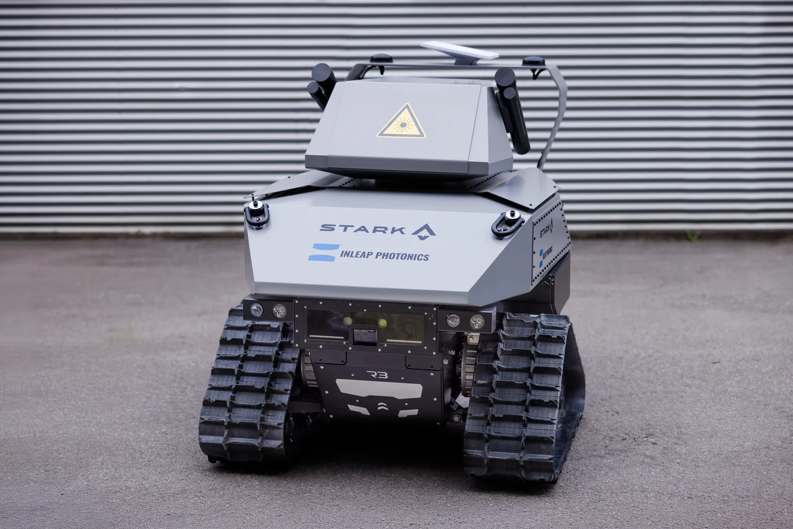 Unbemanntes Kettenfahrzeug R3 von Stark mit montiertem Lasersystem von Inleap Photonics auf einem Testgelände