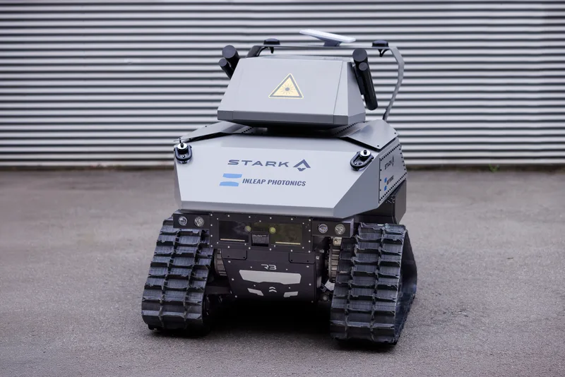 Unbemanntes Kettenfahrzeug R3 von Stark mit montiertem Lasersystem von Inleap Photonics auf einem Testgelände