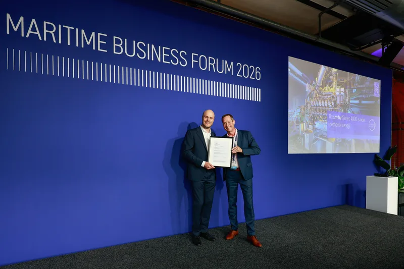 Vertreter von DNV überreichen Rolls-Royce auf dem Maritime Business Forum eine Zertifizierung für die mtu Series 4000 Methanol-Motoren