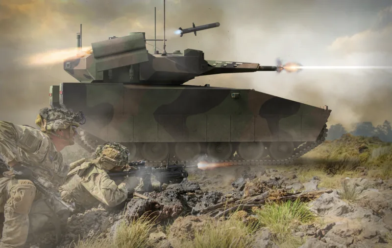 Rheinmetall XM30 Schützenpanzer feuert im Gefecht Kanone und Lenkflugkörper ab, während zwei Soldaten aus einer Stellung wirken