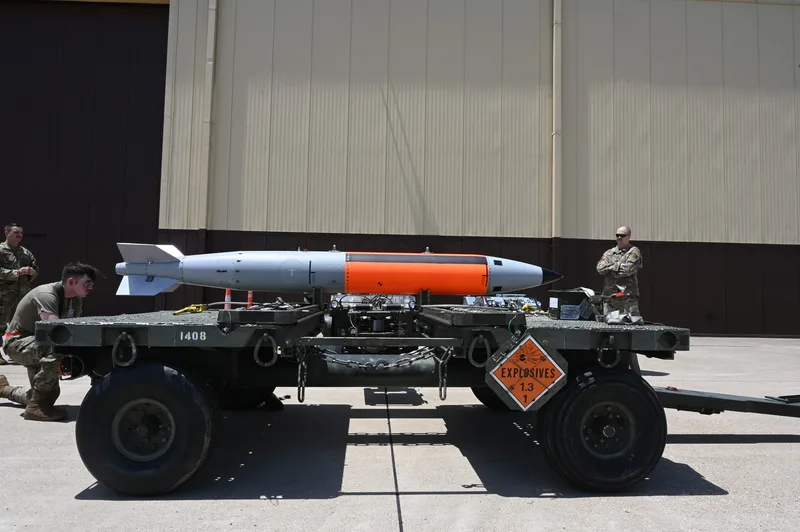Eine B-61-Atombombe auf der Whiteman Air Force Base am 13. Juni 2022. Dies ist die letzte taktische Atomwaffe, die noch im Dienst der US-Luftwaffe steht.