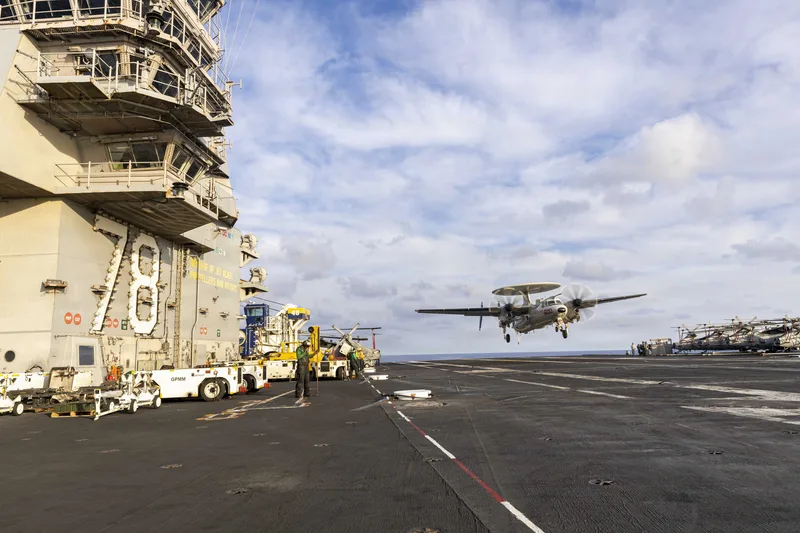 Frühwarnflugzeug Northrop Grumman E-2 Hawkeye bei der Landung auf dem Flugdeck des US-Flugzeugträgers USS Gerald R. Ford (CVN-78)