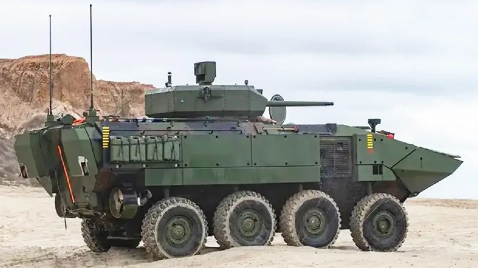 US-Panzer: Amphibischer Radschützenpanzer ACV-30 von BAE Systems und Iveco Defence Vehicles mit 30-mm-Kanone in sandigem Gelände