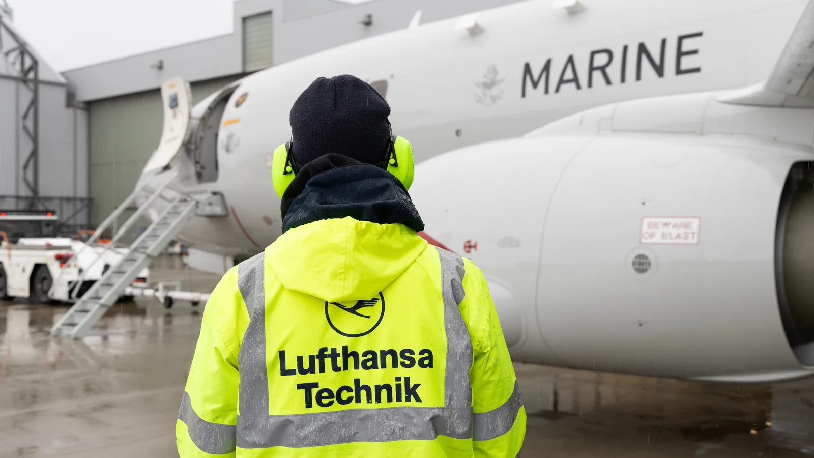 Mitarbeiter von Lufthansa Technik vor einer Boeing P-8A Poseidon der Deutschen Marine zur technischen Überprüfung in Hamburg