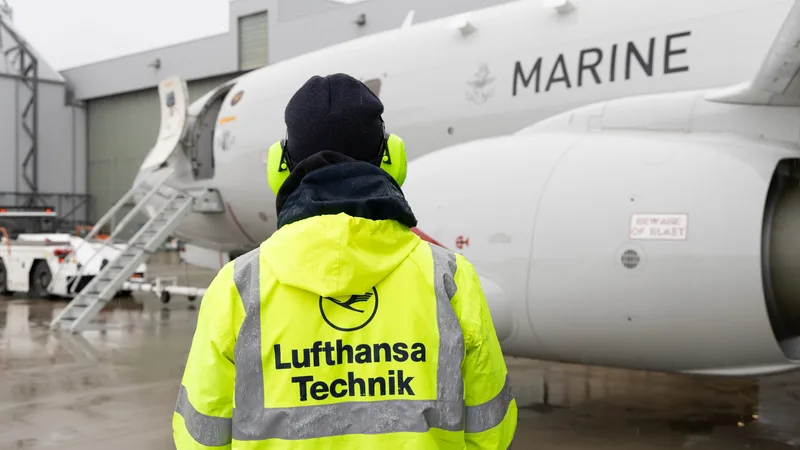 Mitarbeiter von Lufthansa Technik vor einer Boeing P-8A Poseidon der Deutschen Marine zur technischen Überprüfung in Hamburg