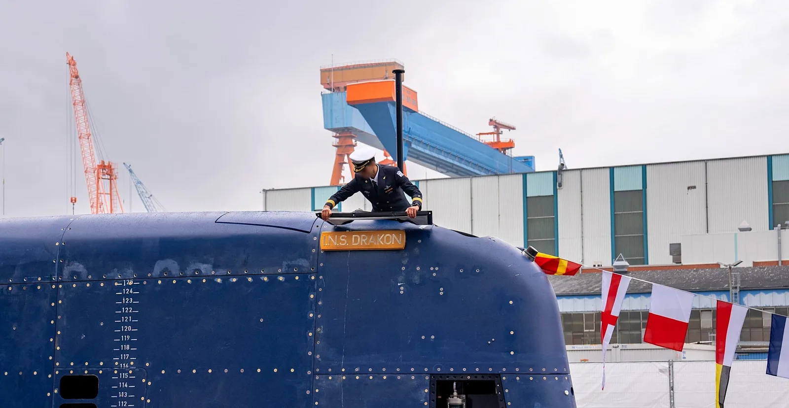 Israelischer Marineoffizier im Turm des U-Boots INS Drakon bei der Taufe auf dem Werftgelände von ThyssenKrupp Marine Systems in Kiel
