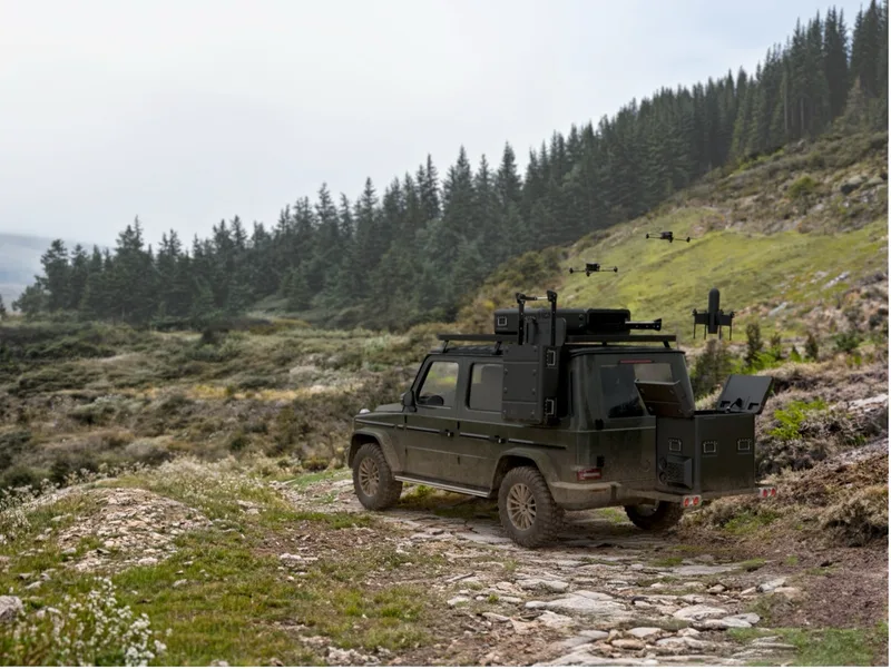 Mercedes-Benz G-Klasse als mobile Startplattform für einen Drohnenschwarm in bergigem Gelände