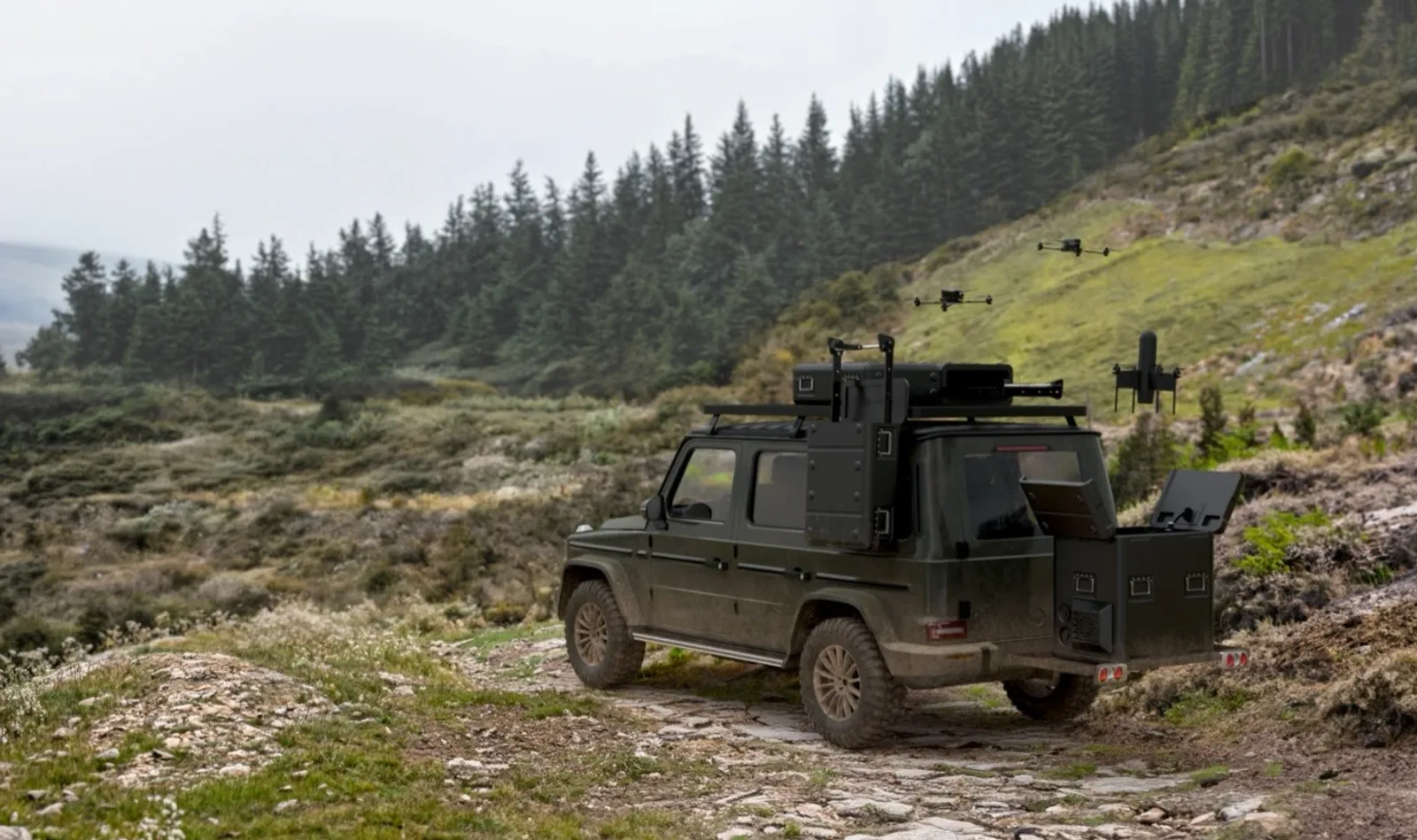 Mercedes-Benz G-Klasse als mobile Startplattform für einen Drohnenschwarm in bergigem Gelände