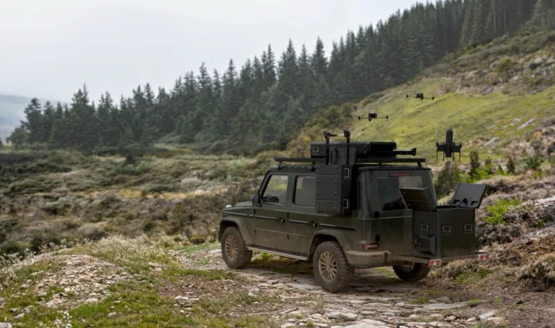 Mercedes-Benz G-Klasse als mobile Startplattform für einen Drohnenschwarm in bergigem Gelände