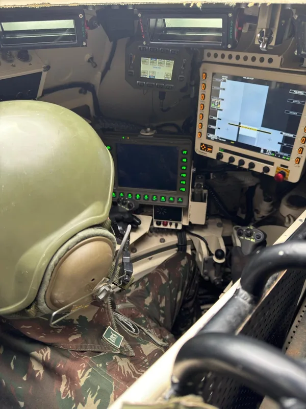 Brazilian Army vehicle commander training with an Italian Centauro II at the Italian Scuola di Cavalleria.