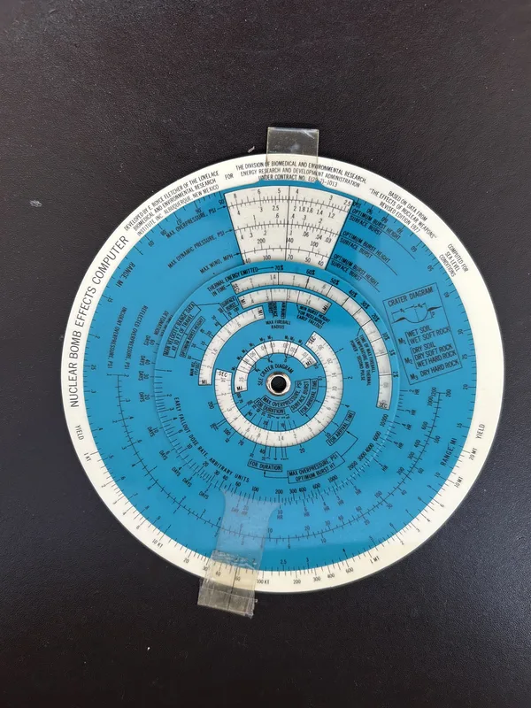 Die Vorderseite des 1977 vom Autor entwickelten Taschenrechners zur Berechnung der Auswirkungen von Atomwaffen.