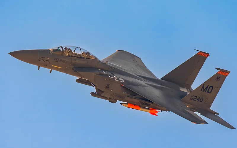 Taktische Atomwaffen: Als Freifallbombe, die von Flugzeugen abgeworfen wird, kann die taktische Nuklearwaffe B61 von Luftverteidigungssystemen abgefangen werden. Dies schränkt ihren praktischen Nutzen im Vergleich zu vielen konventionellen Alternativen ein. (USAF/1st Lt Jonathan Carkhuff)