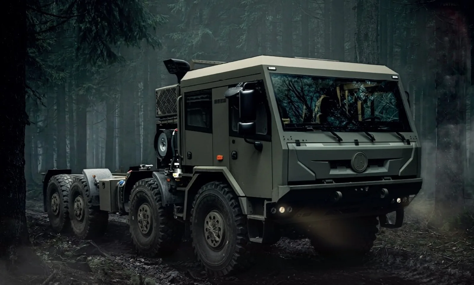 Militärisches Logistikfahrzeug Tatra Force 8x8 von Tatra Export, einem Unternehmen der CSG-Gruppe, auf einem unbefestigten Weg in einem nebligen Waldgebiet
