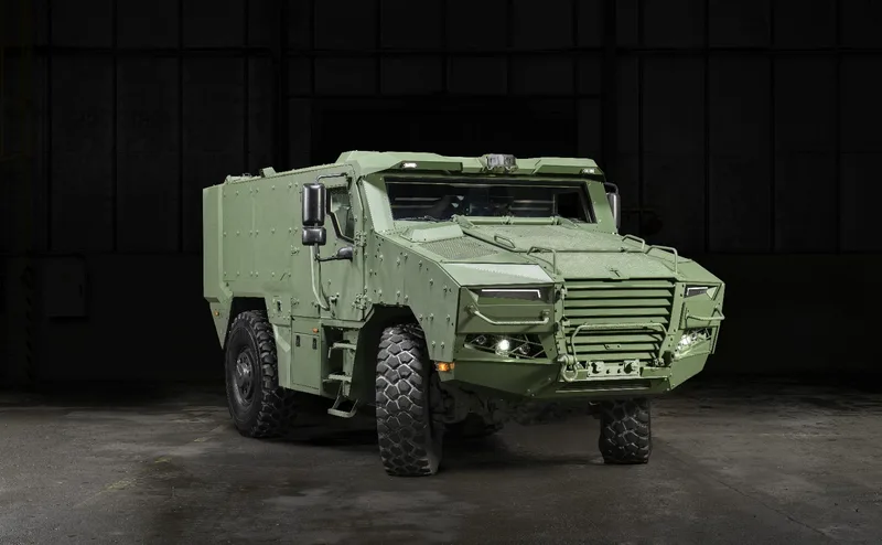 Olivgrünes geschütztes Radfahrzeug TADEAS 4x4 von SVOS auf Tatra-Fahrgestell in einer Halle