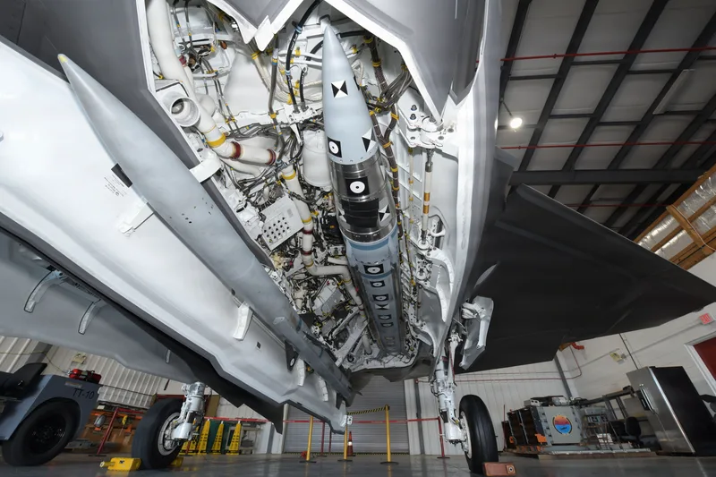 Geöffneter Waffenschacht einer Lockheed Martin F-35 mit montierter, mit Messmarkierungen versehener Erprobungs-Lenkwaffe