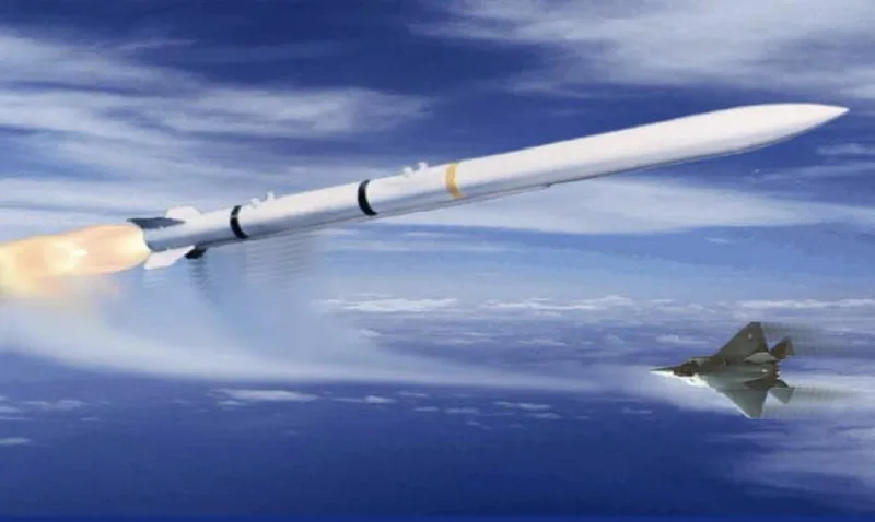Computergenerierte Darstellung der Luft-Luft-Lenkwaffe AIM-260 JATM mit gezündetem Triebwerk neben einem Tarnkappen-Kampfflugzeug