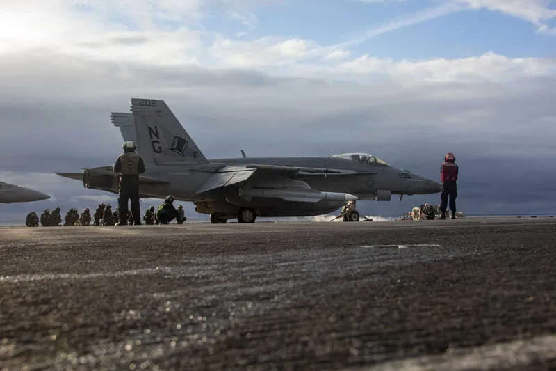 Boeing F/A-18E Super Hornet der US Navy mit AIM-174 Lenkwaffe und Deckspersonal auf einem Flugzeugträger der VFA-14 Tophatters
