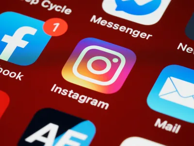 Wegwerf-Agenten: Smartphone-Display mit App-Symbolen von Instagram, Facebook, Messenger und einem E-Mail-Programm