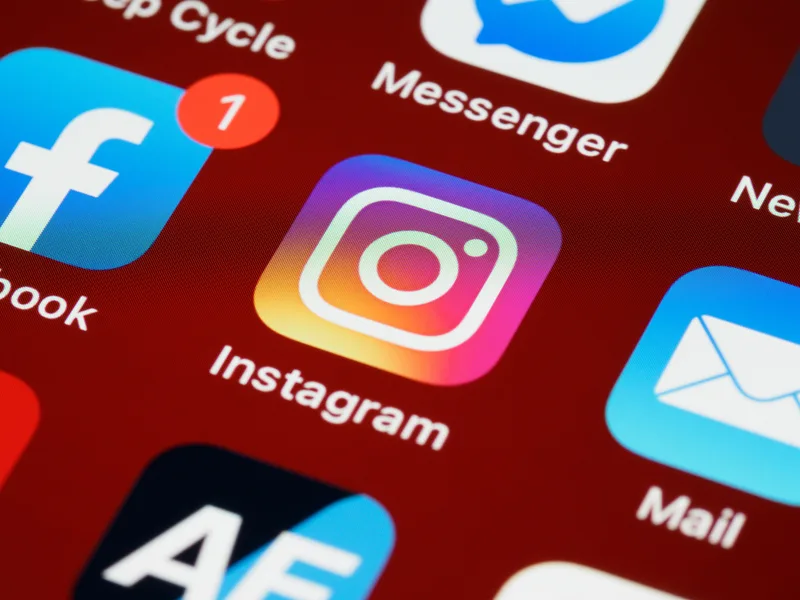 Wegwerf-Agenten: Smartphone-Display mit App-Symbolen von Instagram, Facebook, Messenger und einem E-Mail-Programm